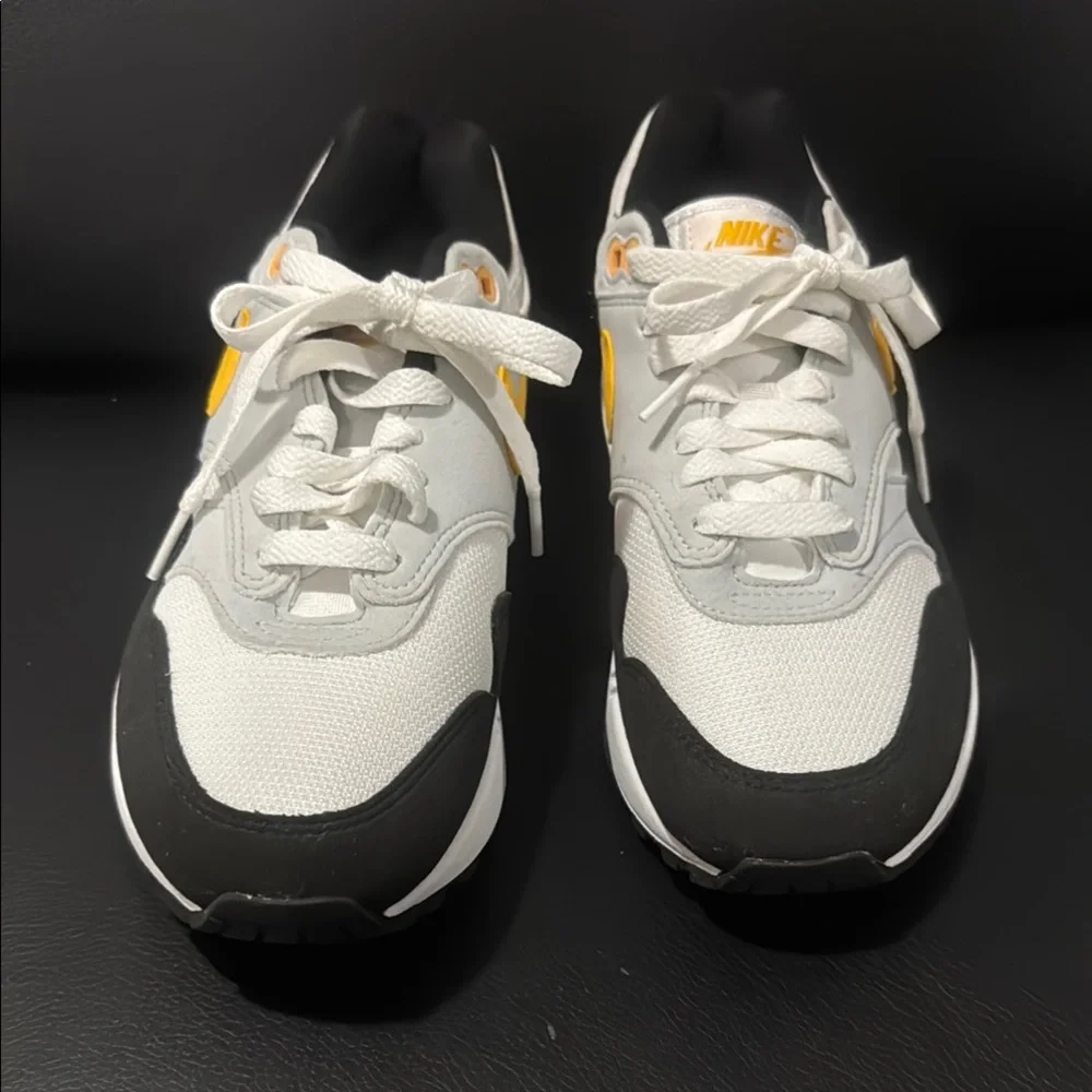 Nike‎ White and Black Sneakers Classic Design Comfortable Fit